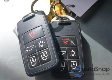 2016 Volvo Xc60 T5 Premier z USA, uszkodzony, nr VIN YV4612RK4G2784444